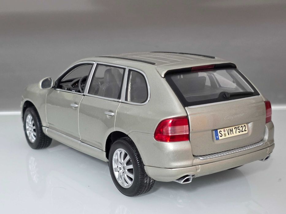Macheta Auto 1/18 Maisto Porsche Cayenne Silver