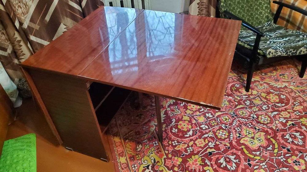 Обеденный стол продаётся
