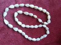 colier cu elemente de sidef  natural  ( mother of pearl ) pietrificat