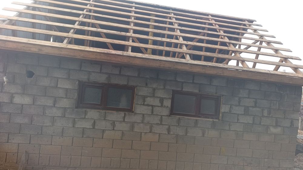 Черепица, пиломатериал.