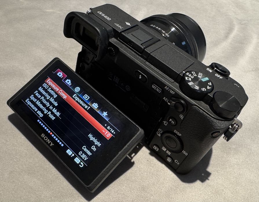 Vând cameră Sony A6400 – ca nouă, max. 1000 de cadre!