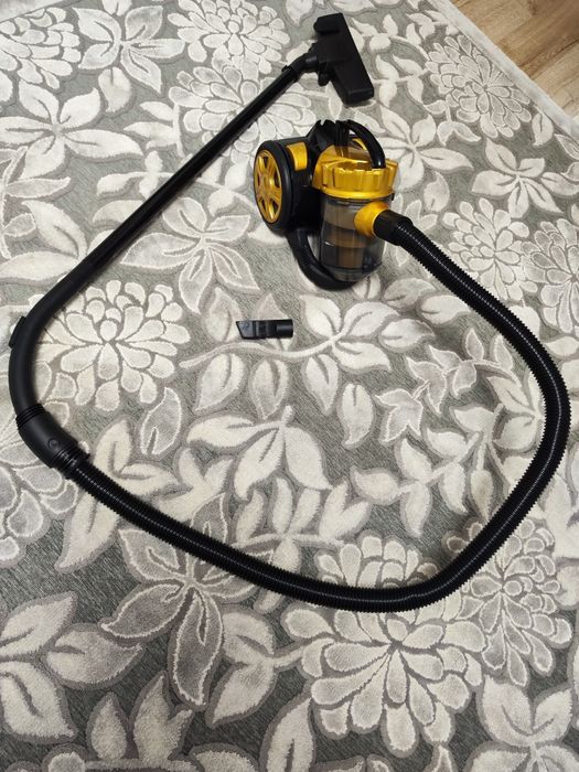 Aspirator fără sac Myria 700w