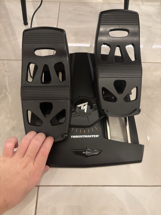 Vând simulator de joc Saitek Pro Flight Yoke si pedale ThrustMaster