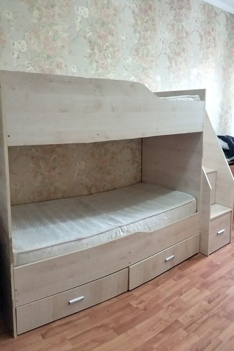 Двухъярусная кровать отдам даром