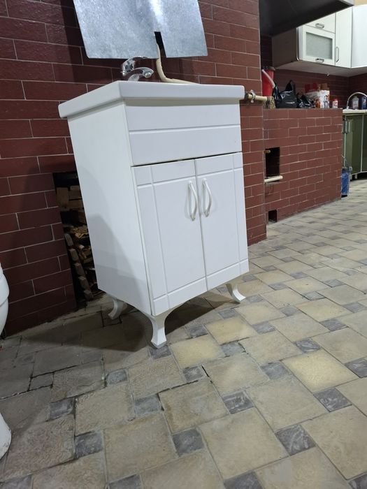 Унитаз  Rosa комплект азгина ишлаган холати янгидай. Раквина тумбочка