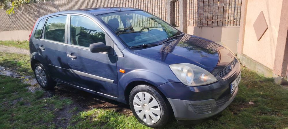 Vând Ford Fiesta
