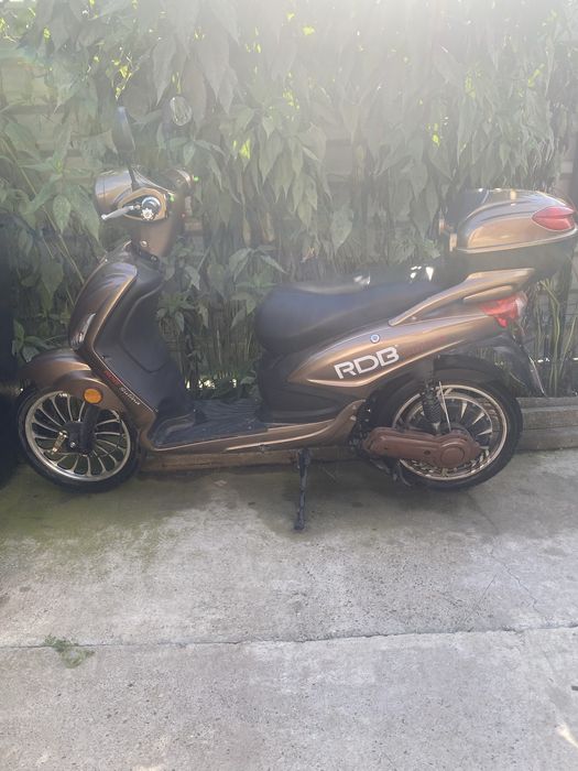 Scuter Electric Fara Permis
