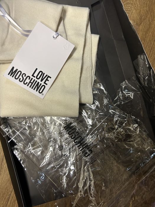 Чисто нов комплект шал и шапка Love Moschino