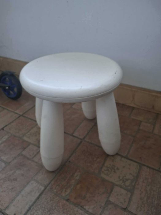 Маса с два стола и две табуретки ИКЕА