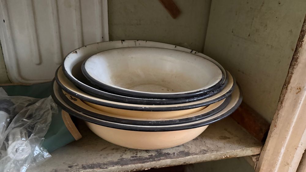 Посуда тарелки, кастрюли, казаны