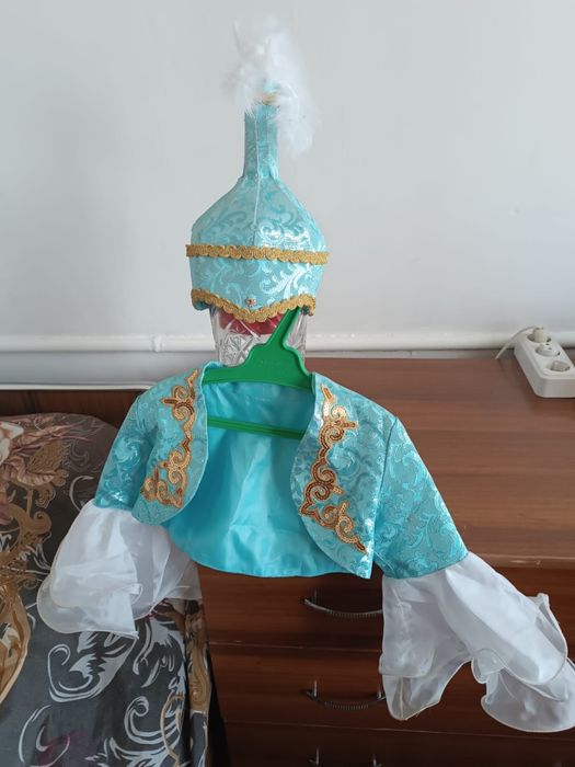 Продам саукеле и жилетку на 3-4 года