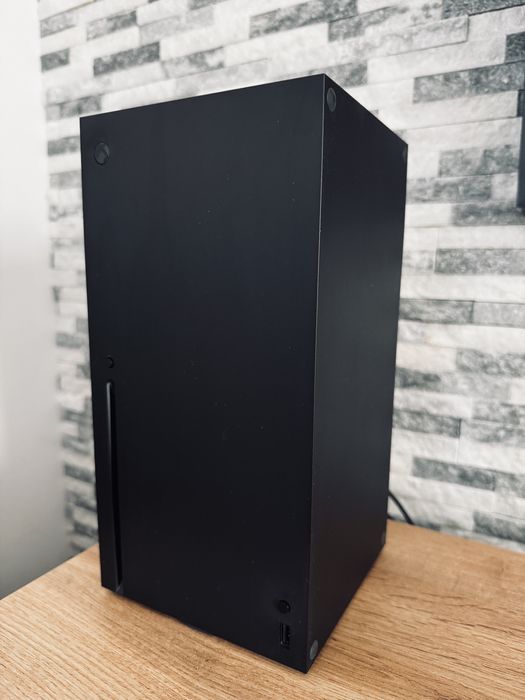 Consola Xbox Series X + 2 controllere