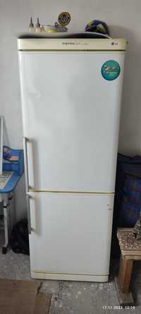 Продам холодильник LG.