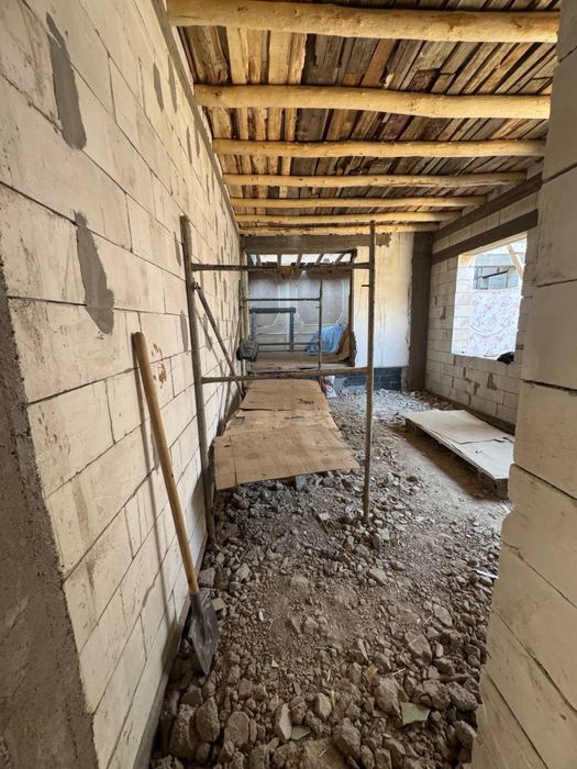 Karopka holatida uy sotiladi srochno yer narhida