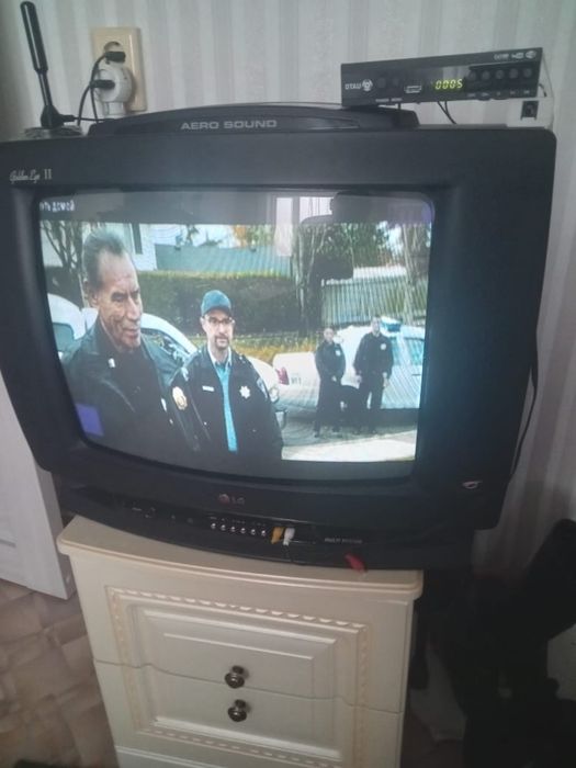 Телевизор  в рабочим состояний