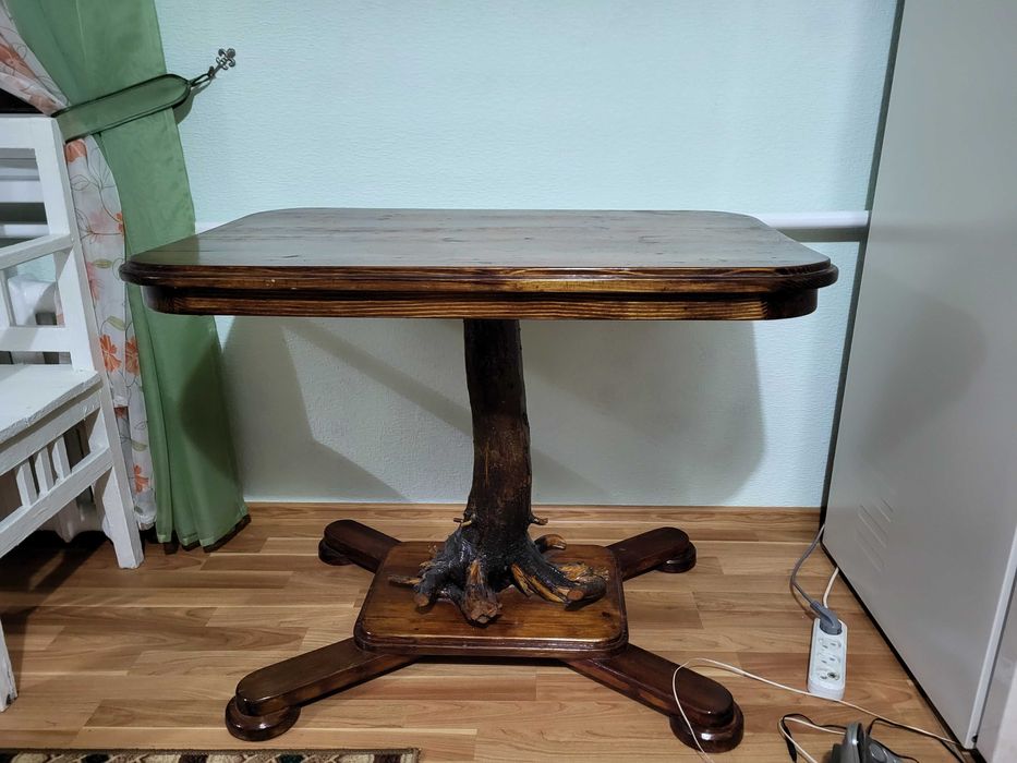 Стол ручной работы из натурального дерева