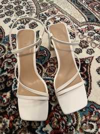 Белые сандали на удобном каблуке от H&M