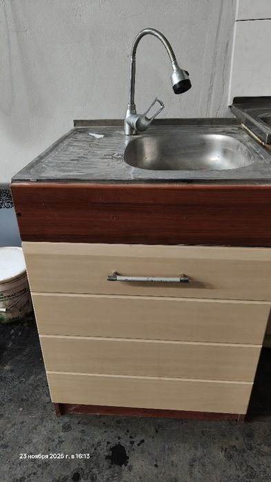 Продам кухонную раковину и верхние шкафчики.