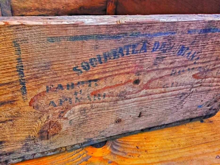 Cutie din lemn veche DANUBIANA Roman 80 ani,anii 1930,Vintage colecție
