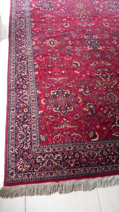 Голям вълнен килим .