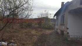 Къща в село Чупрене с 1300 кв. двор