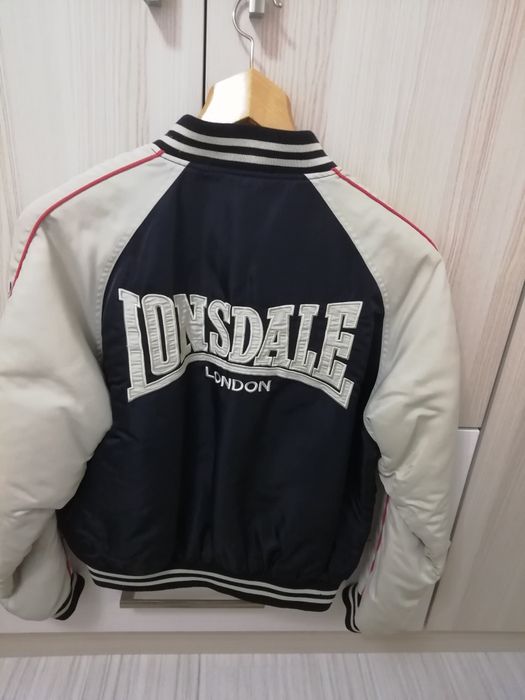 спортно яке закупено от чикаго америка