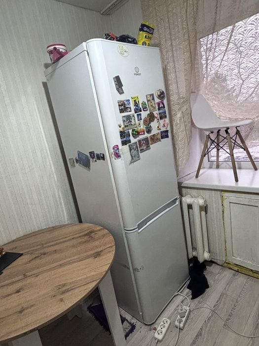 Холодильник большой