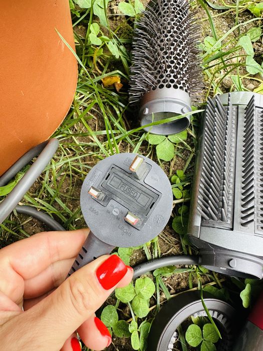 Dyson airwrap aparat