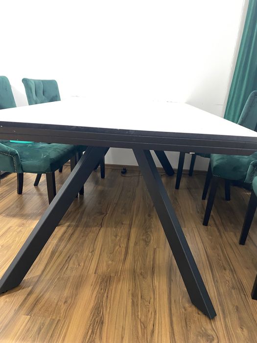 Vând masa extensibila cu 6 scaune