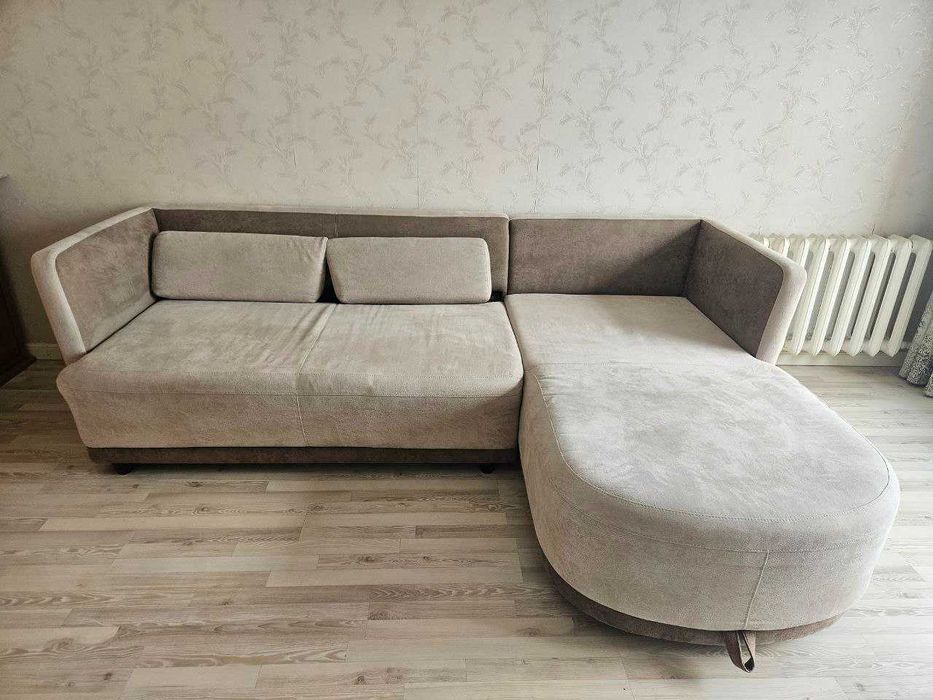 Диван угловой в хорошем состоянии (250Х150) Россия