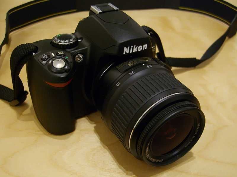 Фотоапарат Nikon D40 Digital SLR с обектив Nikkor AF-S 18-55mm