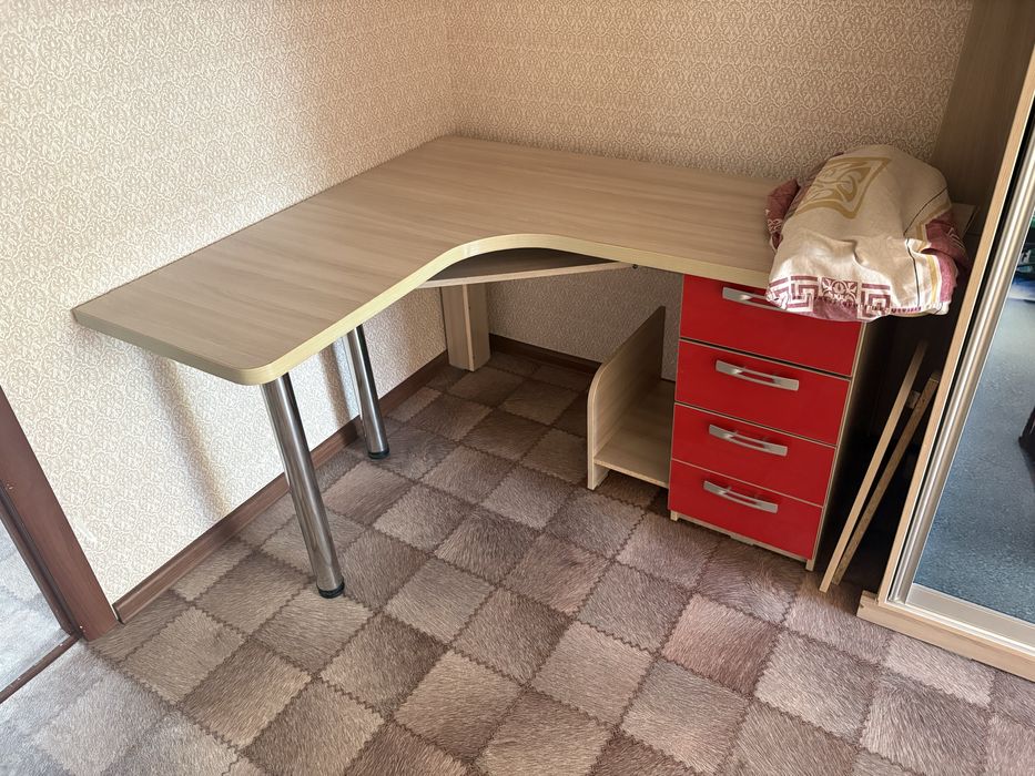 Стенка и тумба и компютерный стол