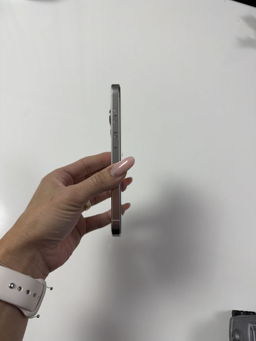 iPhone 15 Pro 256 GB Alb – stare foarte bună, mic defect spate