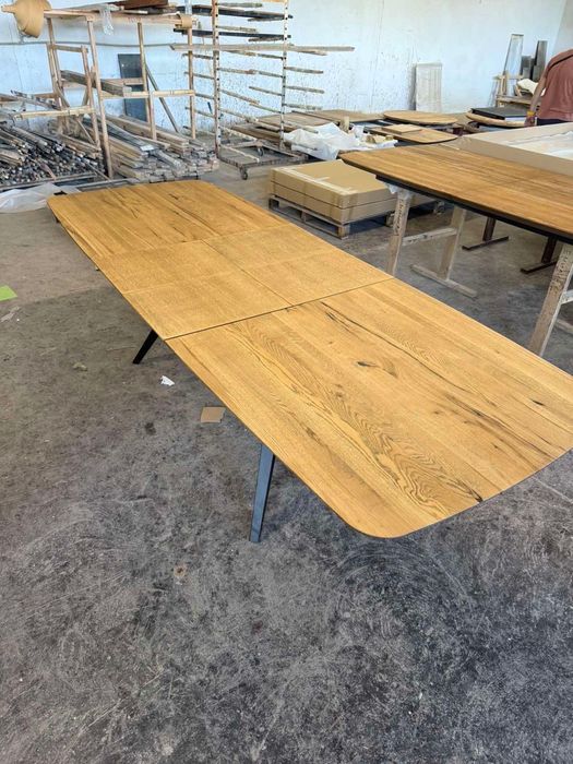 Трапезарна дъбова маса от масив разтегателна