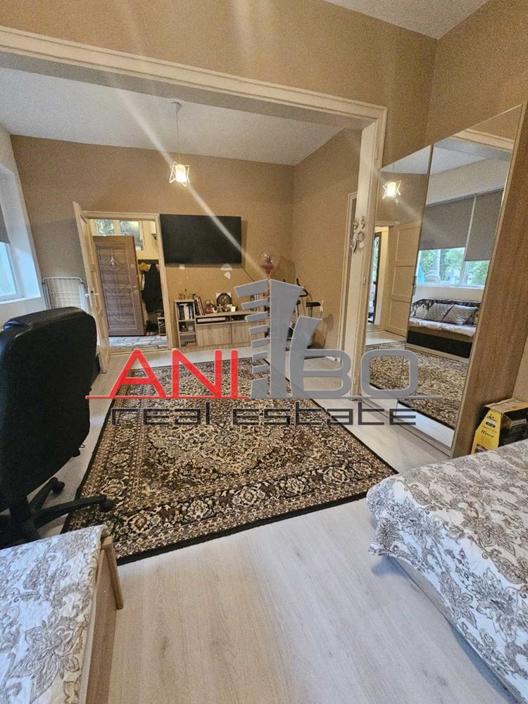 Самостоятелна къща с два отделни етажа, РЗП 196м2, двор 500м2, отличн