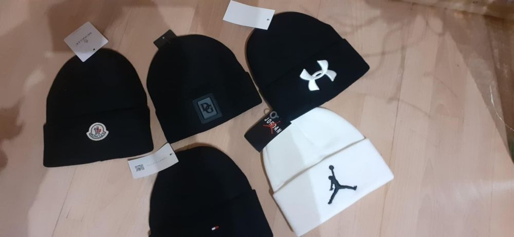 Caciuli diverse branduri