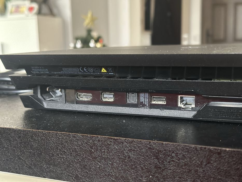 PlayStation 4 PRO 1TB + JoyStick + 3 Игри + Кабели