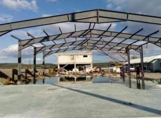 Vand hala din metal 20x10 la 8700 de euro se poate si inveli 
Si avem