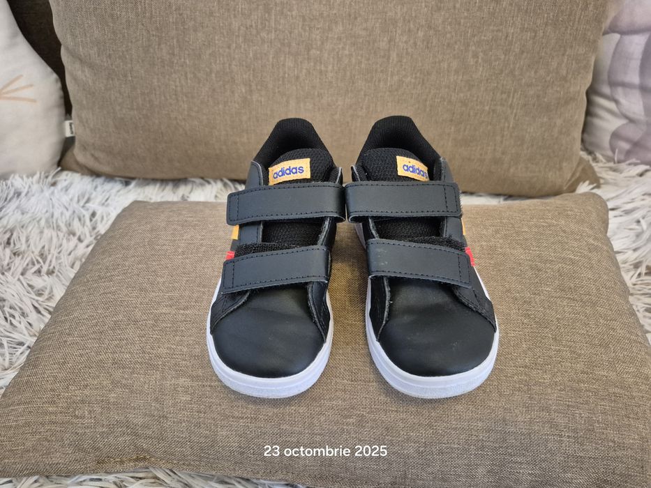 Vand incaltaminte Adidas, nr.24