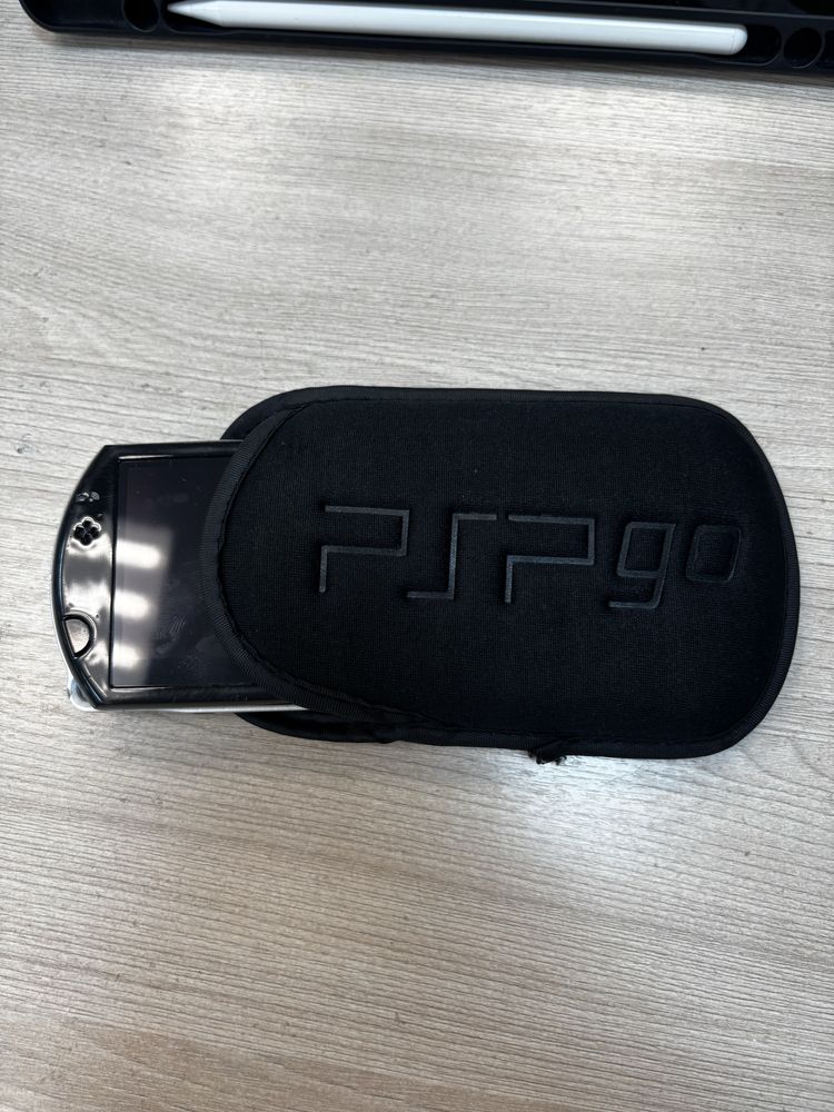 PSP GO в отличном состоянии + чехлы, редкая модель