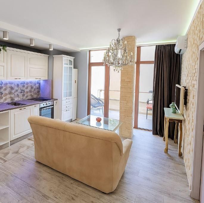 Дава се под наем Тристаен апартамент в Варна, Център - 95 кв.м за 650 € - Снимка #1