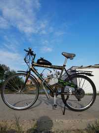 Велосипед с бензинов двутактов двигател. / Велосипед с двигателем.