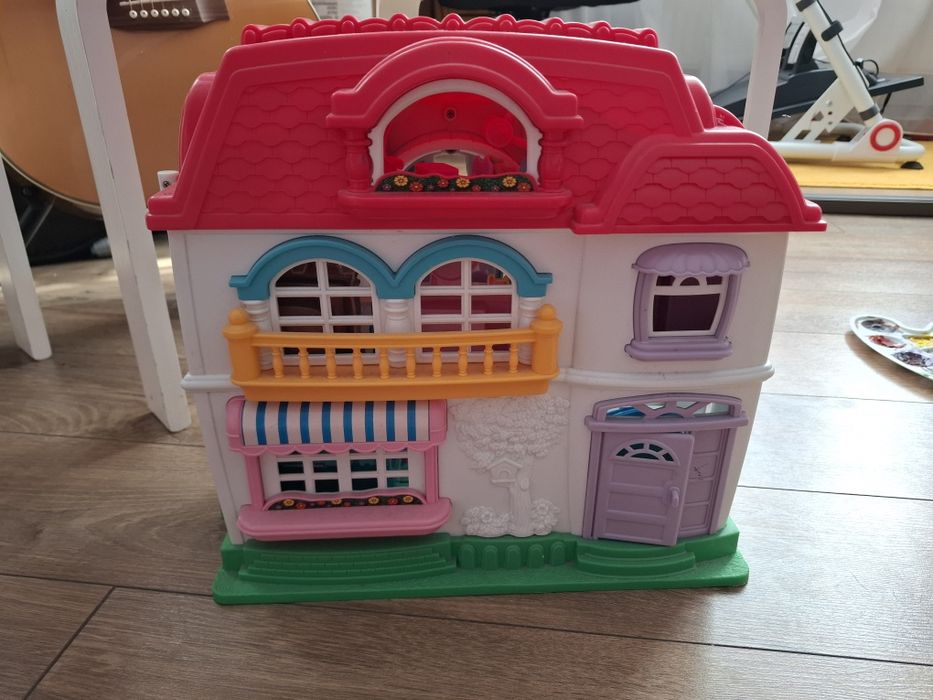 Vând căsuța cu accesorii si 2 personaje