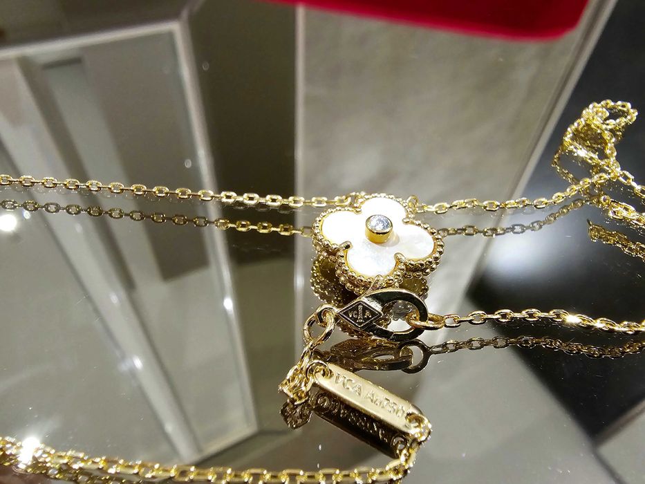 Van Cleef & Arpels VCA Gold Cream Mother of Pearl Diamond Clover Колие