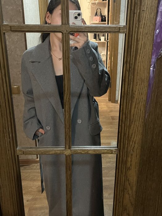 Пальто: серые,….