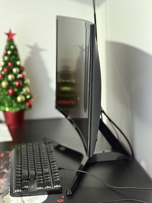 Monitor Samsung, curbat. LED, Freesync, VA, Mat, timp de răspuns 4ms.