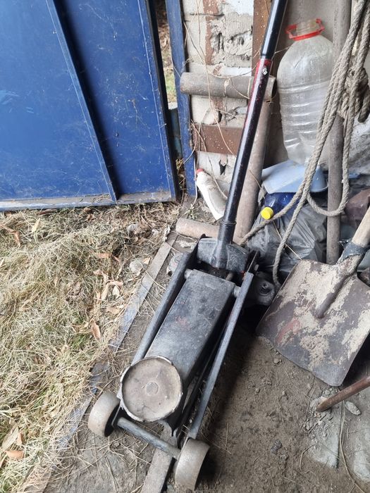 Домкрат подкатной