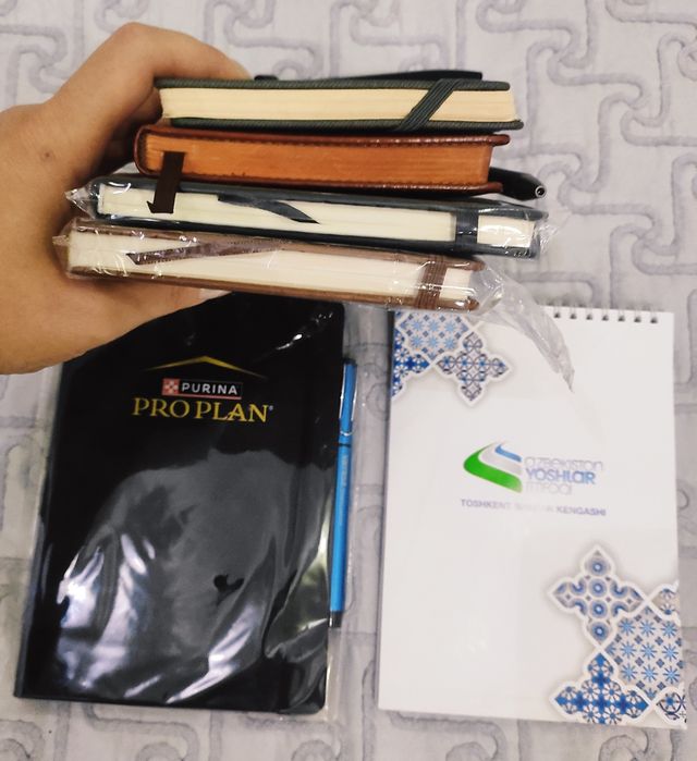 Продаются блокноты в клетку и в линейку.НОВЫЕ. с ручками.