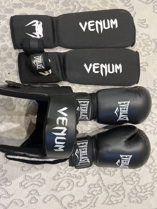 Продаеться кикбоксерские комплект.Футы, Перчатки, шлем, бинт.