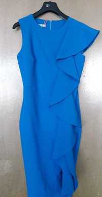 Екстравагантна рокля в син цвят.